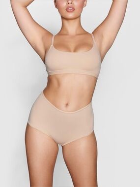 SKIMS Fits Everybody Scoop Bralette in Clay